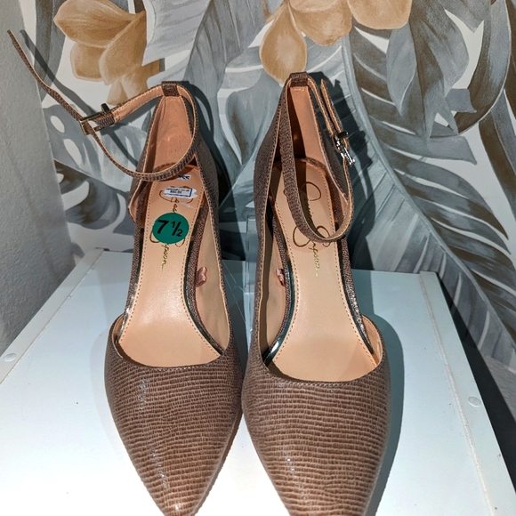 Heels - Picture 2 of 6